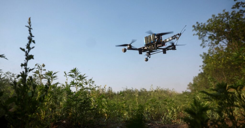 Rusia ofrece 7.000 dólares por mes a estudiantes con malas notas que se anoten en la fuerza militar de drones imagen-99