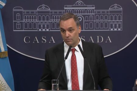 La imagen negativa de Adorni se dispara y el 70% cree que debería renunciar a su cargo imagen-7