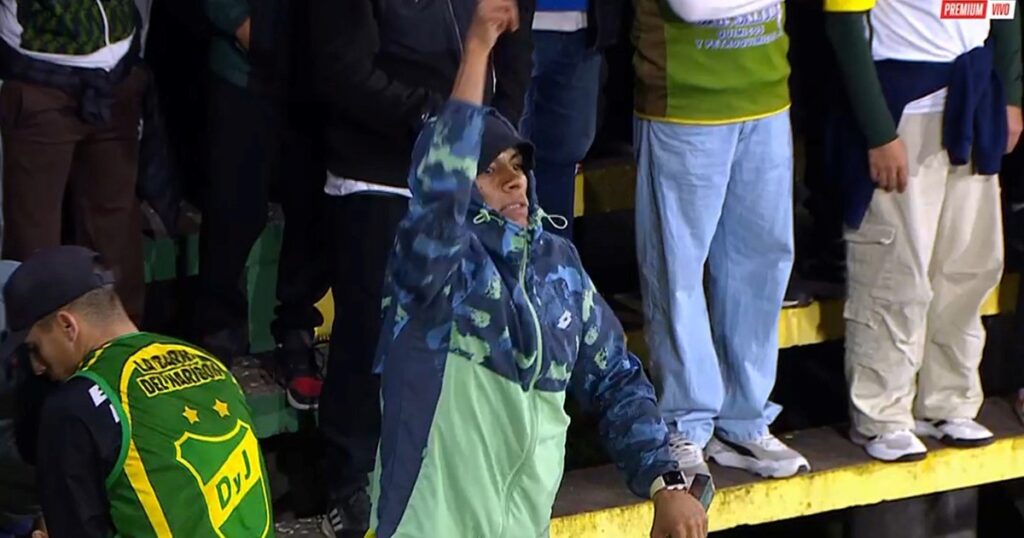 El hincha de Defensa que se metió a la cancha e hizo gestos amenazantes imagen-43