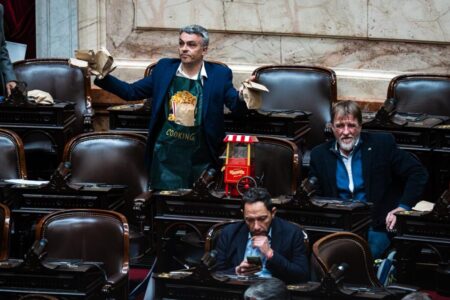 De la máquina de hacer pochoclos al aloe vera de Bregman: las perlitas de la sesión por el informe de gestión de Adorni imagen-9