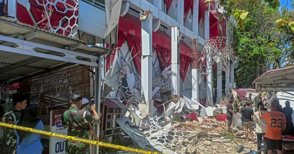 Así se vivió el potente sismo en Indonesia que dejó al menos un muerto y activó una alerta de tsunami imagen-101