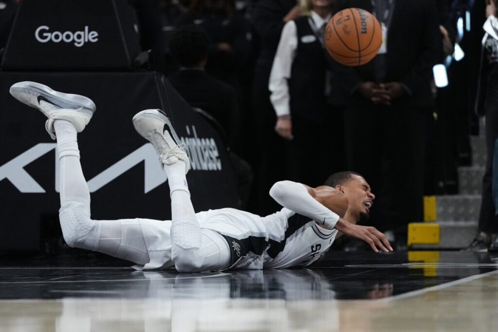 Un basquetbolista de la NBA sufrió una “conmoción cerebral” tras un duro golpe en la cabeza imagen-100
