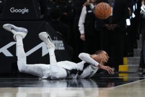 Un basquetbolista de la NBA sufrió una “conmoción cerebral” tras un duro golpe en la cabeza imagen-1