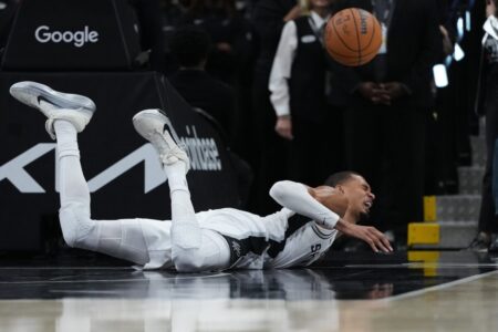 Un basquetbolista de la NBA sufrió una “conmoción cerebral” tras un duro golpe en la cabeza imagen-12