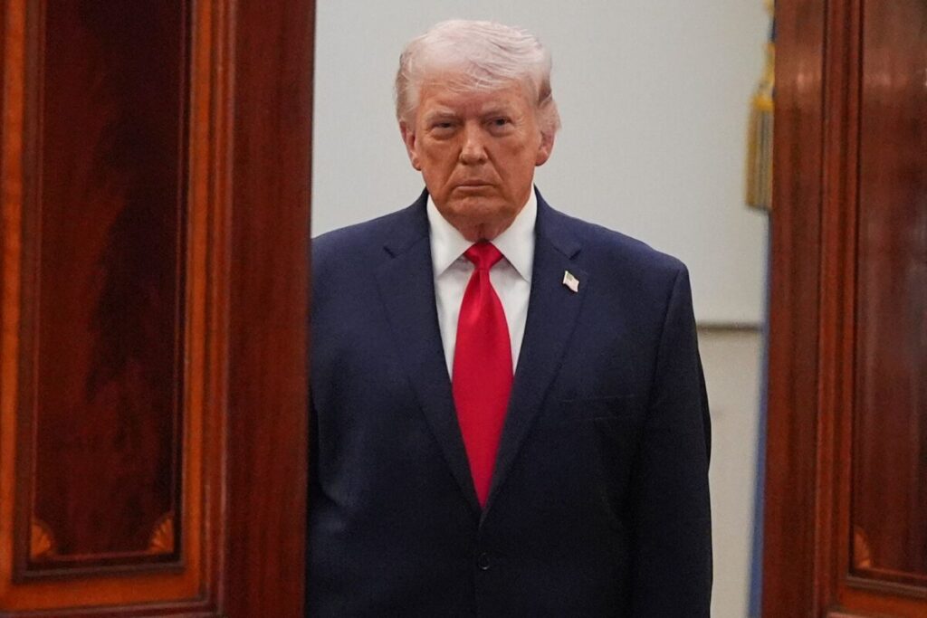 Trump anunció que bloqueará la circulación de buques en el estrecho de Ormuz imagen-5