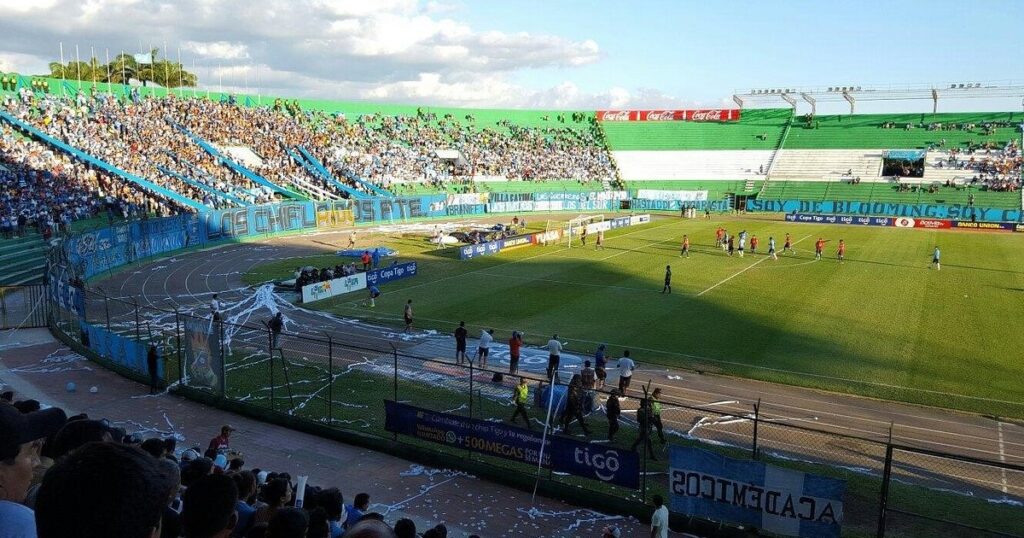 Como un River-Boca: el megaoperativo de seguridad para recibir al equipo de Coudet en Bolivia imagen-4