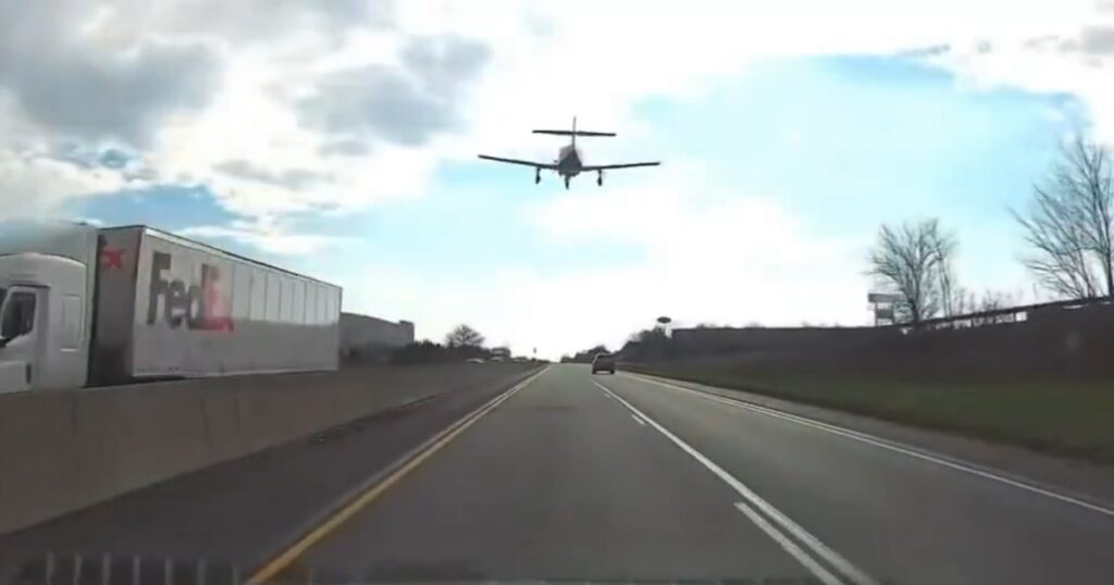 El increíble aterrizaje de una avioneta en medio de los autos en una autopista El increíble aterrizaje de una avioneta en medio de los autos en una autopista imagen-97
