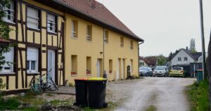 Encontraron a un nene de 9 años desnudo y desnutrido en una camioneta: su padre lo tuvo encerrado más de un año «para protegerlo» Encontraron a un nene de 9 años desnudo y desnutrido en una camioneta: su padre lo tuvo encerrado más de un año "para protegerlo" imagen-4