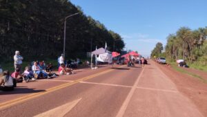 Docentes cortaron la Ruta 12 en Eldorado: “La situación es cada vez más crítica” imagen-2