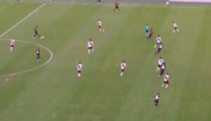 Leandro Paredes o el “arte” de armar un gol con un solo pase: el show del 5 para que Boca le gane a River imagen-3
