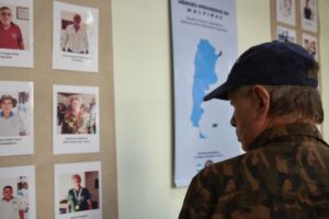 La Legislatura inauguró una muestra que rinde homenaje a los héroes misioneros de Malvinas imagen-1