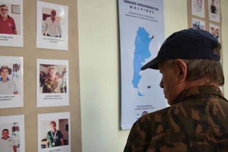 La Legislatura inauguró una muestra que rinde homenaje a los héroes misioneros de Malvinas imagen-4