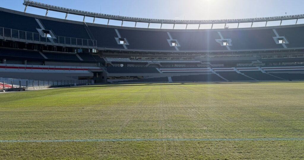 Así luce el césped del Monumental a horas de recibir a Belgrano imagen-39
