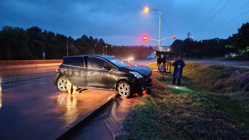 Despistó por un espejo de agua y chocó en la Ruta 105: no hubo heridos imagen-4