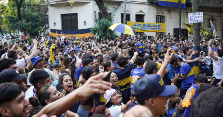 La fiesta de los hinchas de Boca que se juntaron a ver el superclásico en un bar cercano a la Bombonera imagen-17