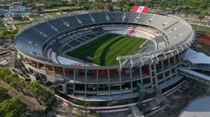 Preocupación en Núñez: el césped del Monumental no mejora y llega en mal estado al Superclásico imagen-8