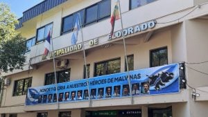 Eldorado mantiene viva la memoria de Malvinas con una ofrenda floral y un homenaje en su fachada municipal imagen-7