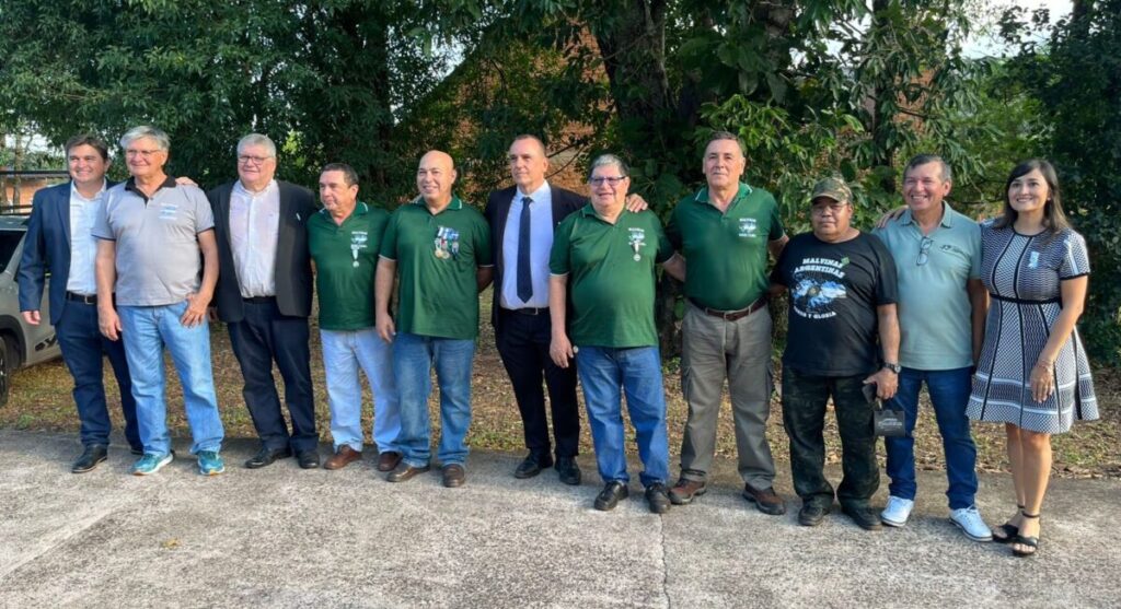 Eldorado rindió homenaje a sus veteranos de Malvinas con ofrendas florales y entrega de presentes imagen-5