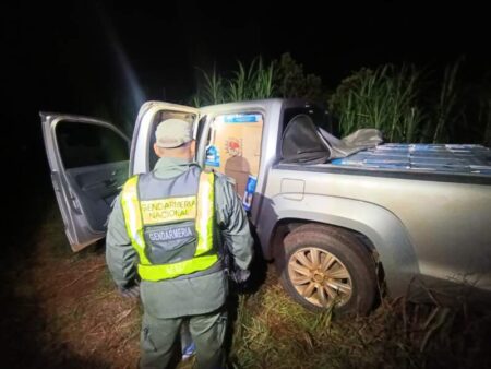 En una zona rural, un conductor abandonó una camioneta cargada con 19.500 atados de cigarrillos imagen-5