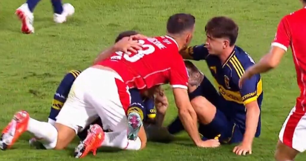 Video: la insólita acción en la que Marcone y tres jugadores de Boca tuvieron un encontronazo con la pelota en juego Video: la insólita acción en la que Marcone y tres jugadores de Boca tuvieron un encontronazo con la pelota en juego imagen-5