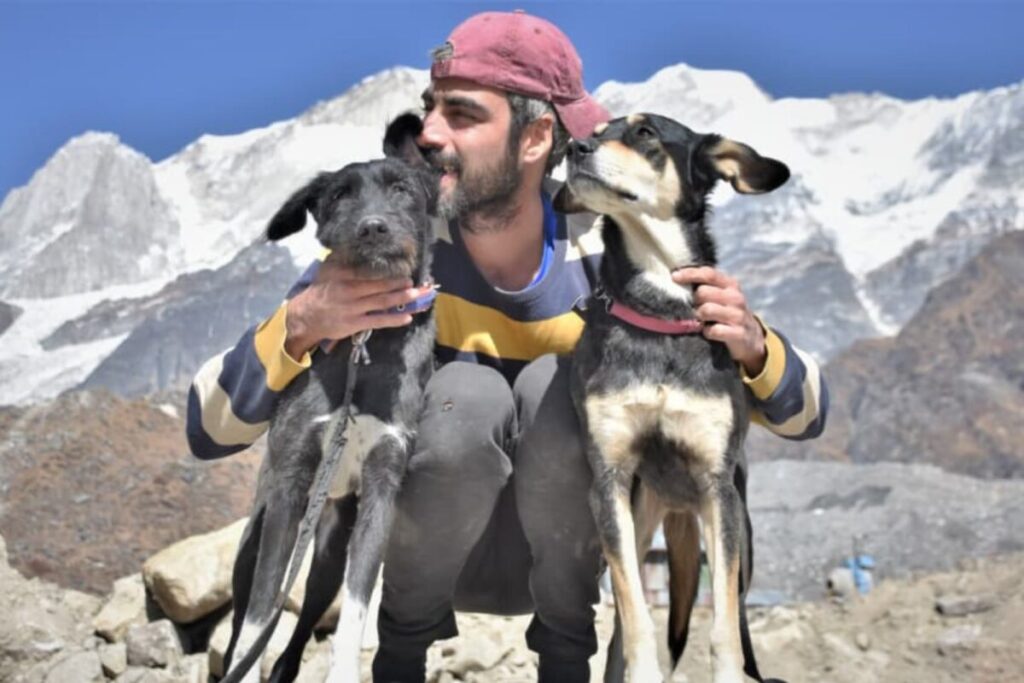 “Son el Yin y el Yang”: la historia del biólogo español que recorre el mundo hace 12 años con sus dos perras rescatadas imagen-5