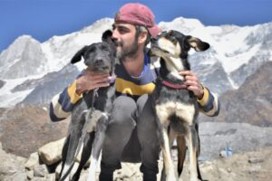 “Son el Yin y el Yang”: la historia del biólogo español que recorre el mundo hace 12 años con sus dos perras rescatadas imagen-1