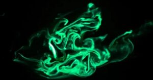 El increíble espectáculo luminoso de los gusanos de fuego en el agua imagen-2