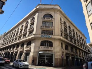 Se derrumbó una parte del techo del edificio central de Edesur y debieron evacuar a 50 personas imagen-1