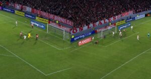 Video: de la doble salvada de Muslera al golazo de Estudiantes en la siguiente jugada imagen-2