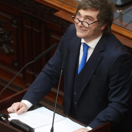 Milei enviará al Congreso un acuerdo con fondos buitre por el default de la deuda de 2001 imagen-14