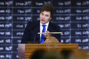 Javier Milei y sus medidas, en vivo: el viaje de Caputo a Washington y la derrota de Orban en Hungría imagen-2