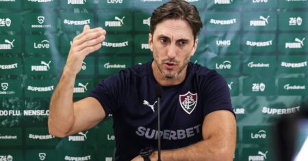 Zubeldía y otra conferencia viral en Brasil: recreó el polémico gol anulado a Fluminense imagen-17