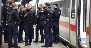 Detonan pirotecnia dentro de un tren de alta velocidad en Alemania: hay 12 heridos y 180 evacuados imagen-2