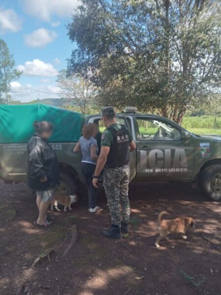 Una patrulla rural asistió a una mujer que salió despedida de un carro en movimiento imagen-8