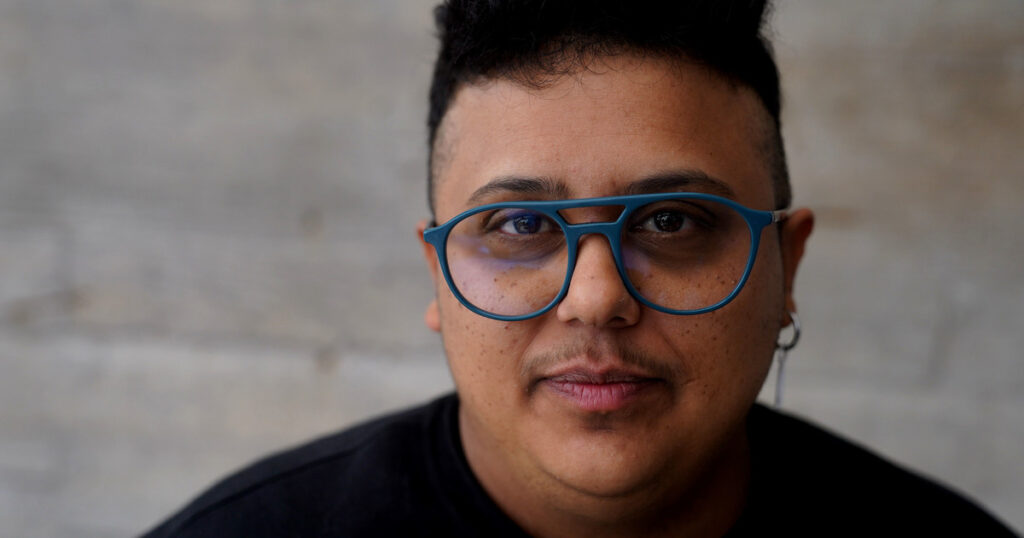 Mocchi, el artista trans que abrió para Paul McCartney: “Creyeron en mí antes de escucharme cantar” imagen-102