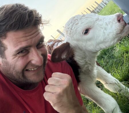 Es veterinario y se volvió furor al mostrar la recuperación diaria de un ternero abandonado por su mamá imagen-8