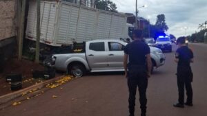 Jardín América: un camión se llevó puesta una camioneta estacionada imagen-1