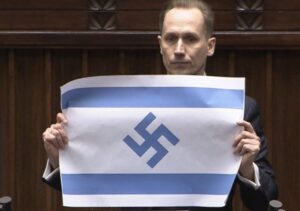 Un diputado polaco mostró en el Parlamento una bandera israelí con la esvástica nazi imagen-4