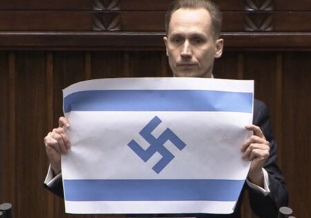 Un diputado polaco mostró en el Parlamento una bandera israelí con la esvástica nazi imagen-6