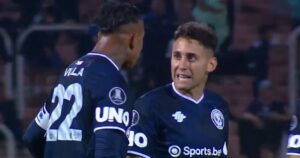 Video: la caliente discusión de Villa con un compañero en la goleada de Independiente Rivadavia imagen-3