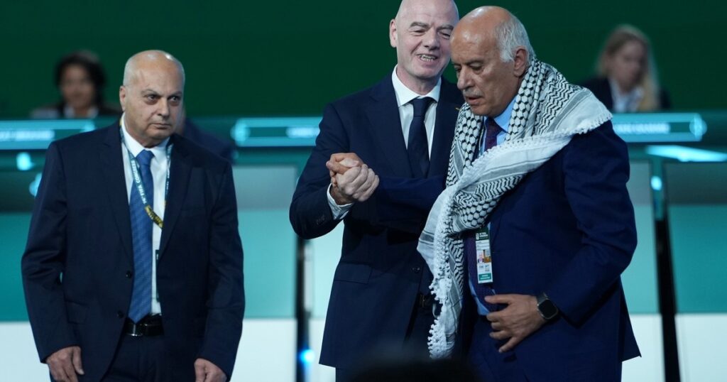 Video: Infantino quiso un saludo pero el palestino se negó con el israelí imagen-41