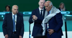 Video: Infantino quiso un saludo pero el palestino se negó con el israelí imagen-1