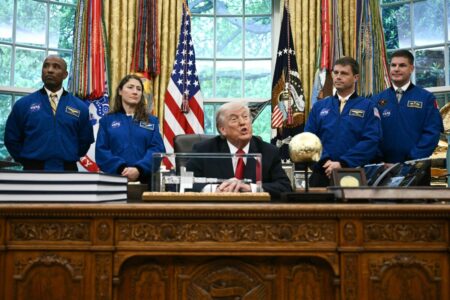 Artemis II: Trump recibió a los astronautas en la Casa Blanca y prometió volver a la Luna antes de 2029 imagen-9