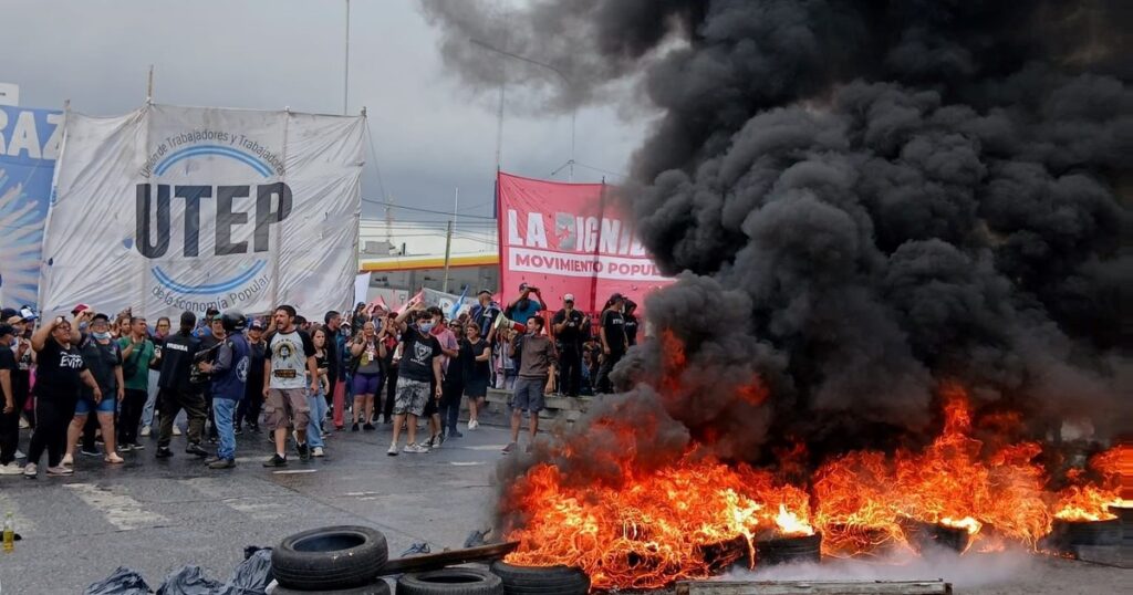 Cortes, marchas y piquetes en Buenos Aires por el cierre del programa Volver al Trabajo: dónde son las protestas y qué calles están afectadas imagen-4