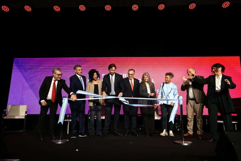 Avelluto, exministro de Cultura, habló sobre los silbidos contra Leonardo Cifelli y la tensión en la apertura de la Feria del Libro: “Monopolio del autoritarismo” imagen-4