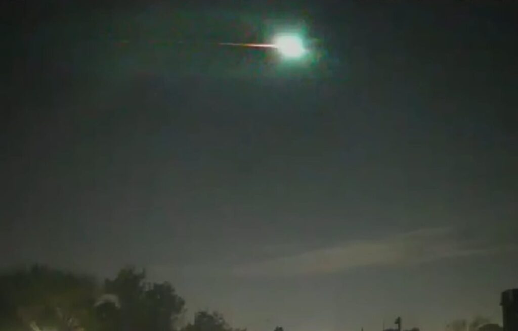 El video del momento exacto en que un bólido iluminó el cielo en Buenos Aires y causó sorpresa imagen-4