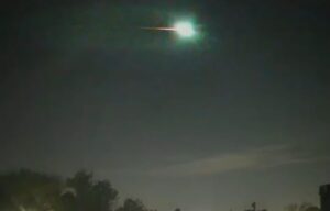 El video del momento exacto en que un bólido iluminó el cielo en Buenos Aires y causó sorpresa imagen-4