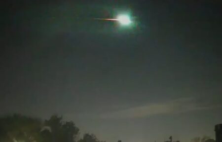 El video del momento exacto en que un bólido iluminó el cielo en Buenos Aires y causó sorpresa imagen-8