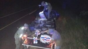 Llevaban 925 kilos de marihuana y 5 kilos de hachís en la caja de carga de su camioneta imagen-2