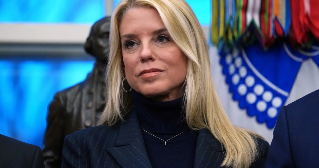 Donald Trump echó a su ministra de Justicia, Pam Bondi, enojado porque no hubo más acusaciones contra sus rivales políticos imagen-100